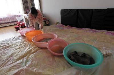 延长楼上漏水，住户失联，小区没物管，业主维权难！律师来支招……